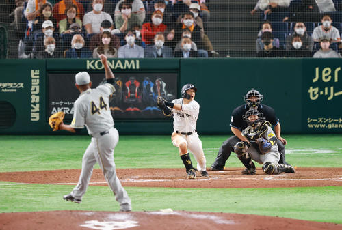 巨人対阪神　7回裏巨人2死満塁、適時二塁打を放つ吉川。投手アルカンタラ（撮影・垰建太）