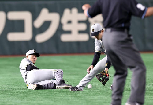巨人対阪神 7回裏巨人2死満塁、糸井は吉川の打球を身体で受け止め捕球出来ず中野がカバーに入る(撮影・加藤哉)
