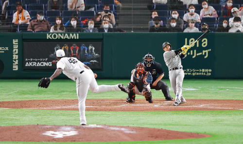 巨人対阪神 9回表阪神1死、2者連続となるソロ本塁打を放つ梅野。投手ビエイラ(撮影・垰建太)