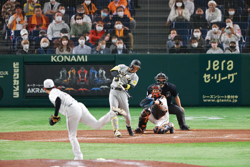 巨人対阪神 8回表阪神1死一、三塁、中犠飛を放つ佐藤輝。投手平内(撮影・垰建太)
