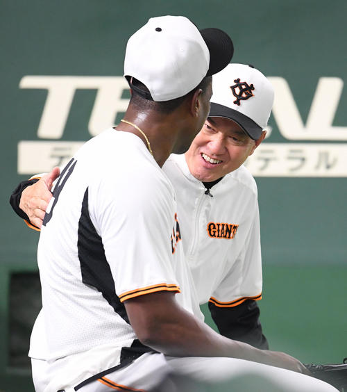 巨人対阪神 ビエイラと話をする巨人原辰徳監督(撮影・たえ見朱実)