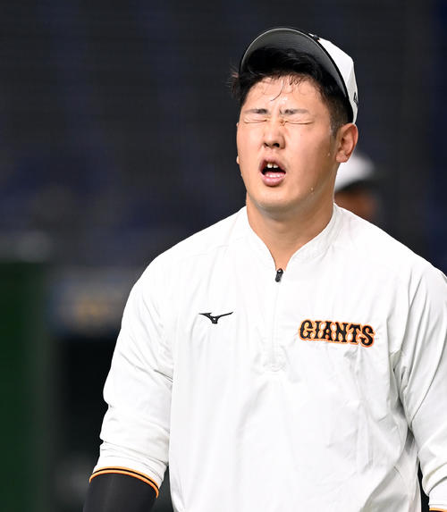 巨人対阪神 ノックを受け引き揚げる巨人岡本和(撮影・たえ見朱実)