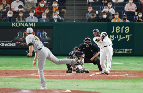 巨人対阪神 1回裏巨人1死満塁、満塁本塁打を放つ中田。投手ガンケル(撮影・垰建太)