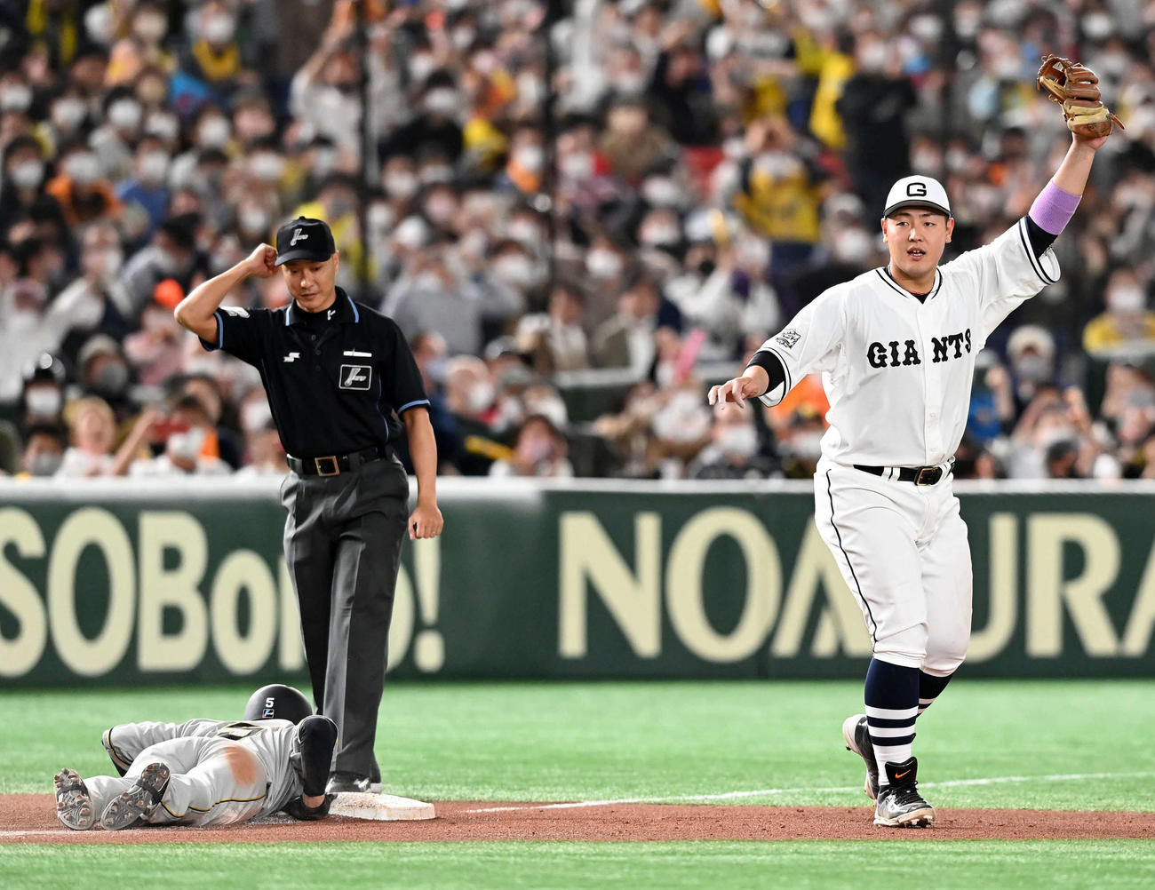 巨人対阪神　9回表阪神1死二、三塁、佐藤輝の遊直で飛び出した三走近本（左）が帰塁出来ずダブルプレーでゲームセット（撮影・たえ見朱実）