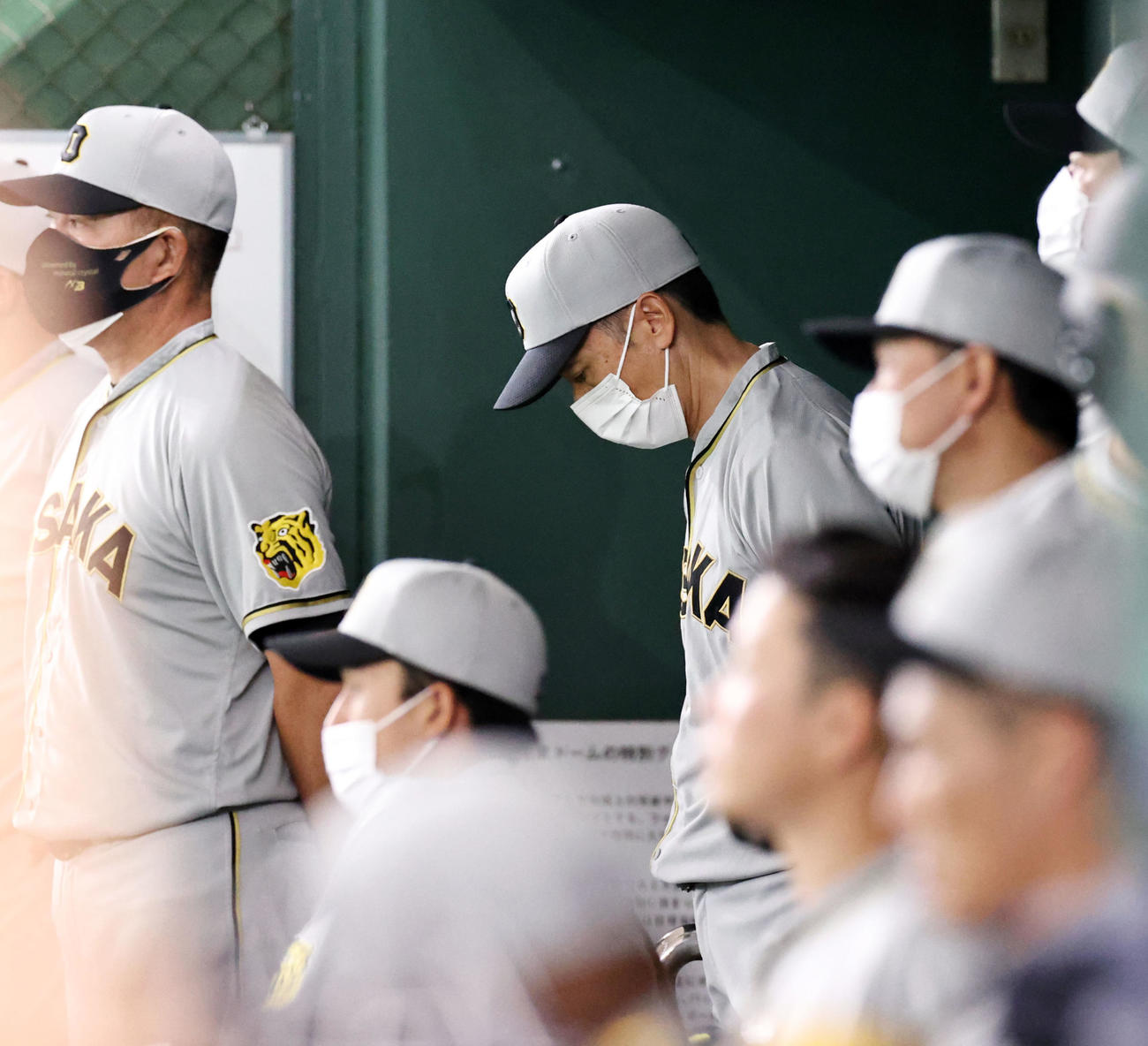 巨人対阪神　4回表、ベンチでうつむく矢野監督（撮影・加藤哉）
