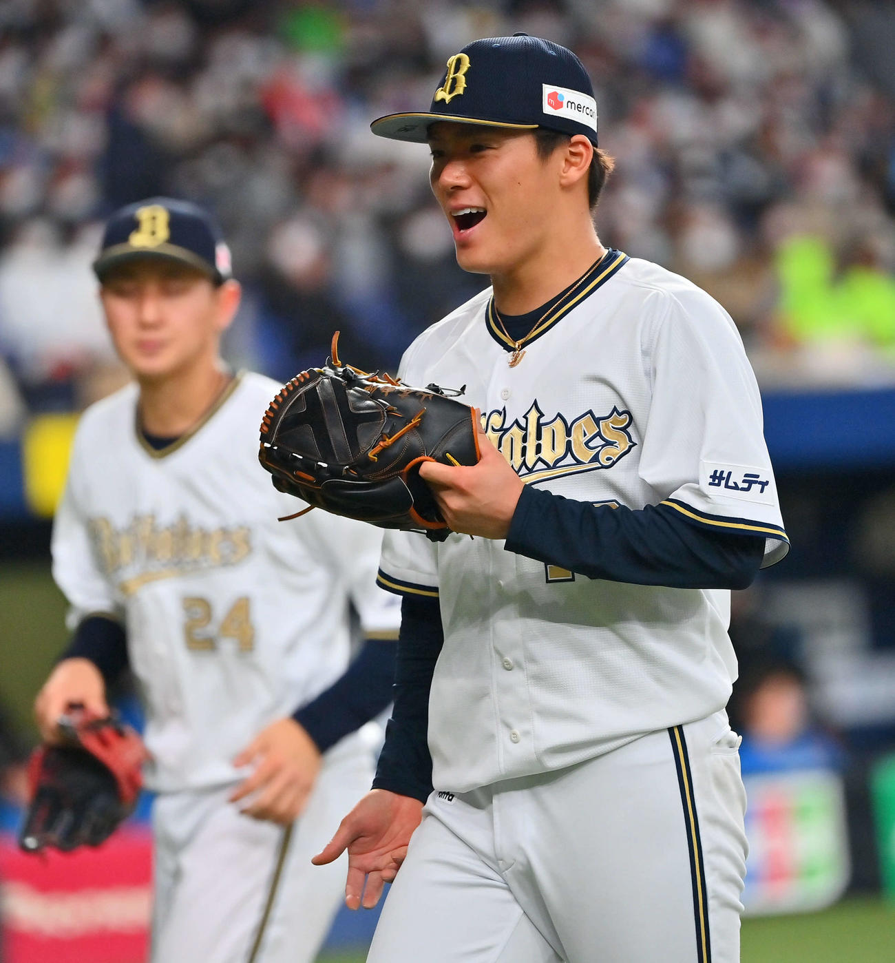 オリックス対日本ハム　7回表のピンチをしのぎ、雄たけびをあげながらベンチに戻るオリックス山本（撮影・和賀正仁）