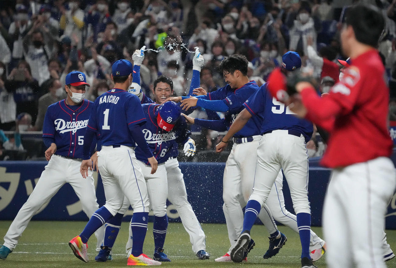 中日対広島　12回裏、サヨナラ適時打を放ち手洗い祝福を受ける岡林（中央手前）。中央奥は根尾（撮影・森本幸一）