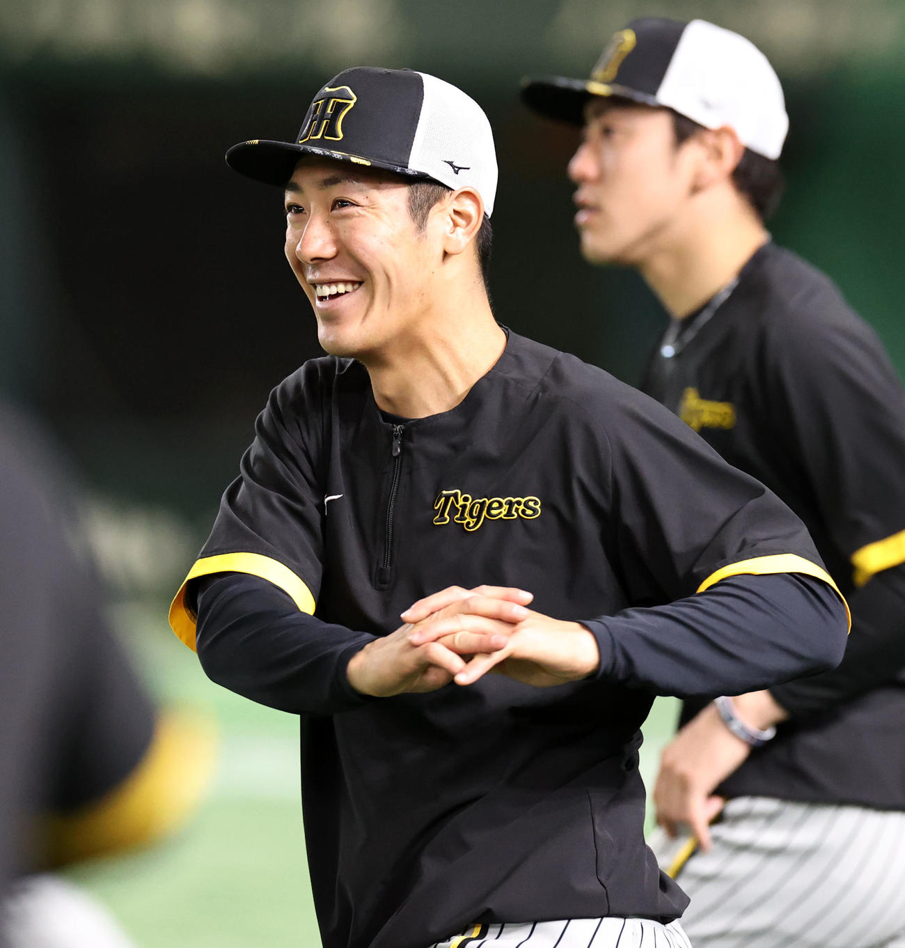 巨人対阪神　1軍に初合流し笑顔を見せる豊田（撮影・加藤哉）