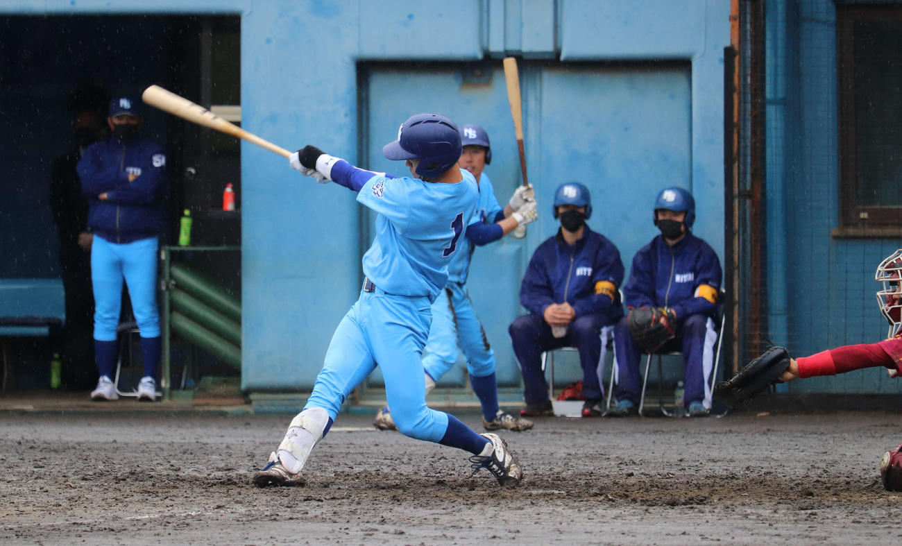 桜美林対日体大　7回、無死から左越えソロ本塁打を放つ日体大・矢沢（撮影・保坂淑子）