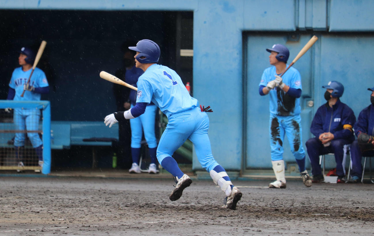 桜美林対日体大　7回、無死から左越えソロ本塁打を放つ日体大・矢沢（撮影・保坂淑子）