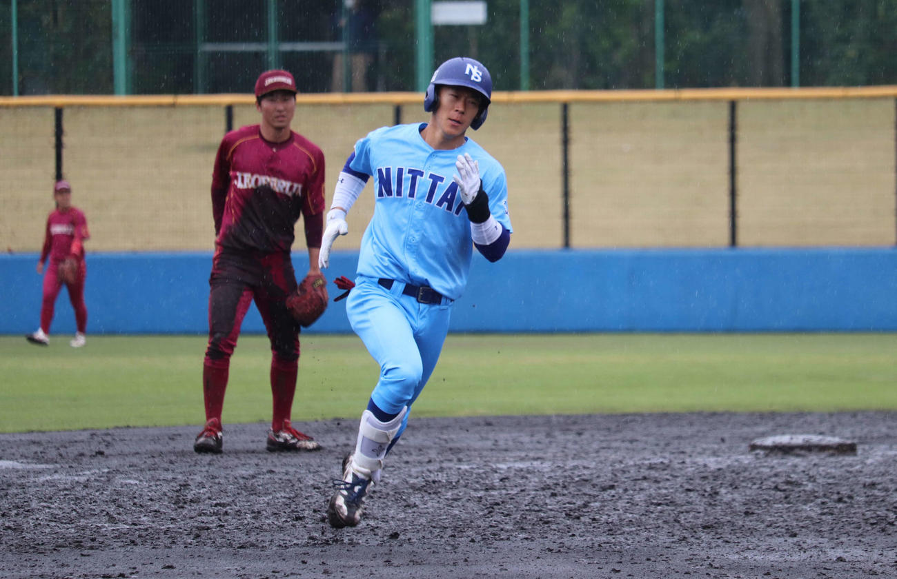 桜美林対日体大　7回、無死から左越えソロ本塁打を放ち、ダイヤモンドを駆け抜ける日体大・矢沢（撮影・保坂淑子）