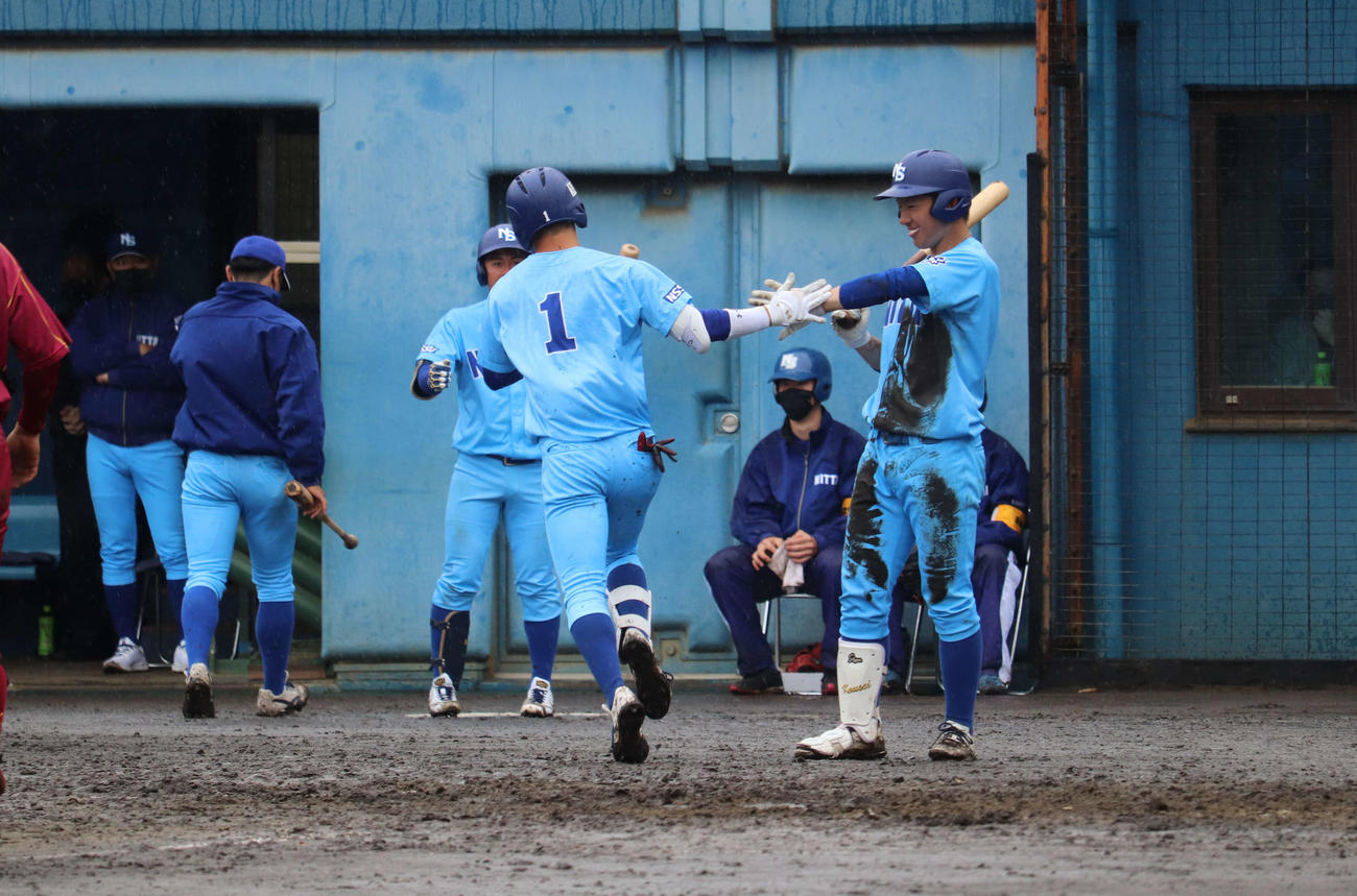 桜美林対日体大　7回、無死から左越えソロ本塁打を放ち、チームメートとタッチする日体大・矢沢（撮影・保坂淑子）