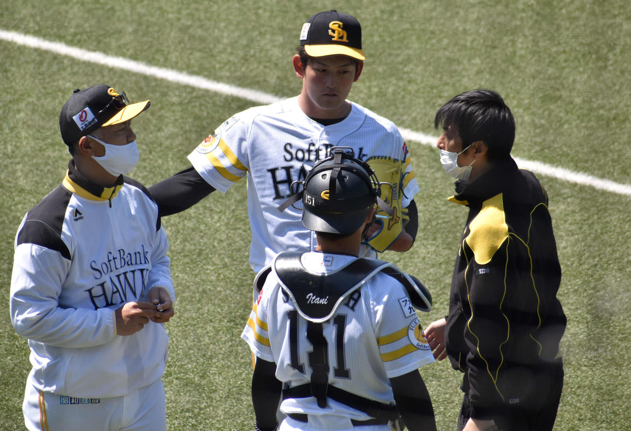 打撃投手を務めたソフトバンク風間（中央）は、若田部3軍投手コーチ（左）らと話し込む（撮影・只松憲）