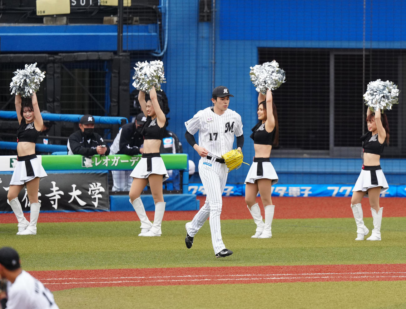 ロッテ対西武　1回表開始前、マウンドに上がるロッテ西武の佐々木朗（撮影・江口和貴）