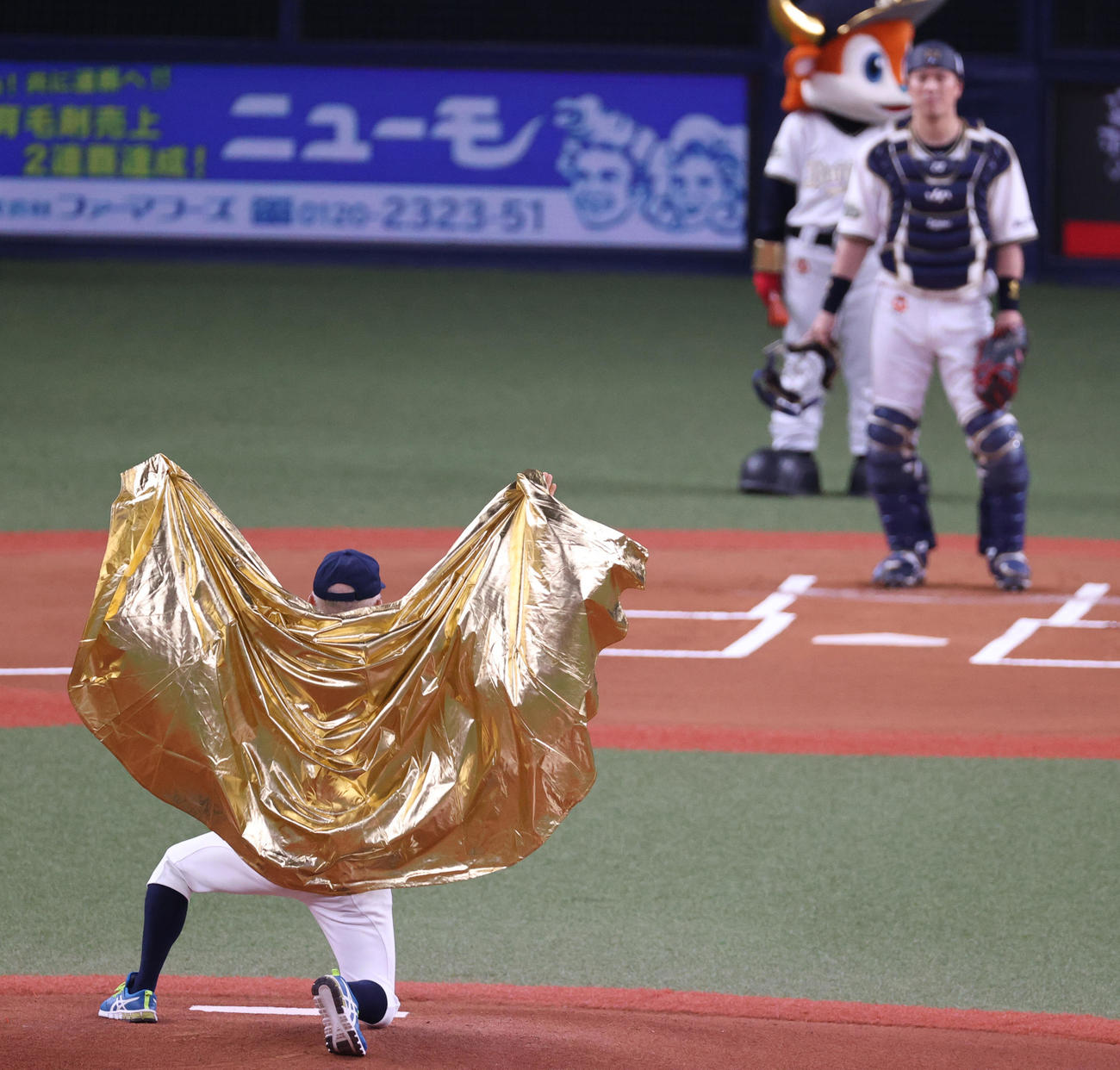 オリックス対日本ハム　始球式でマウンドでポーズを決める大阪観光局の溝畑宏理事長（撮影・上山淳一）