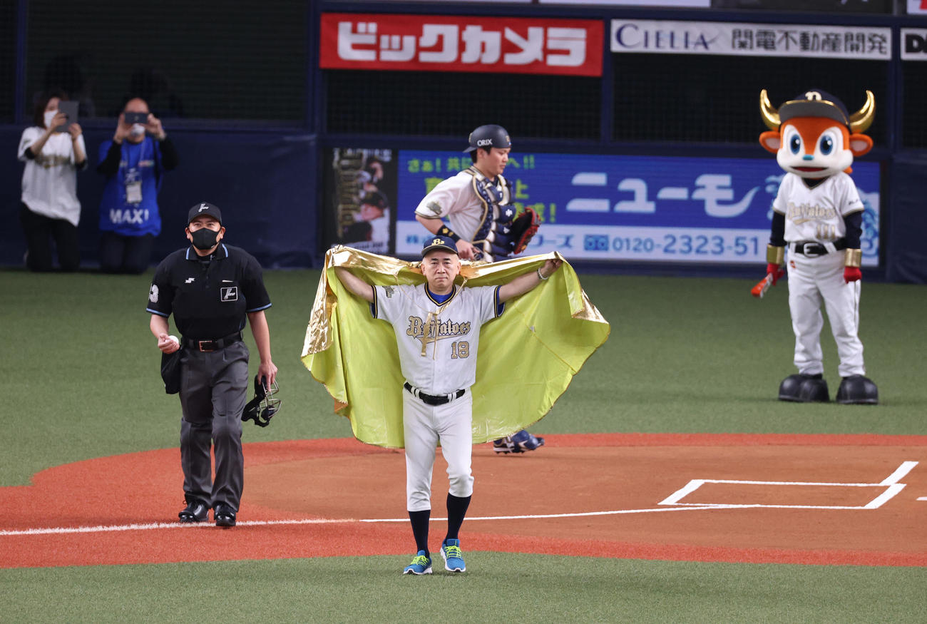 オリックス対日本ハム　始球式でマウンドに向かう大阪観光局の溝畑宏理事長（撮影・上山淳一）