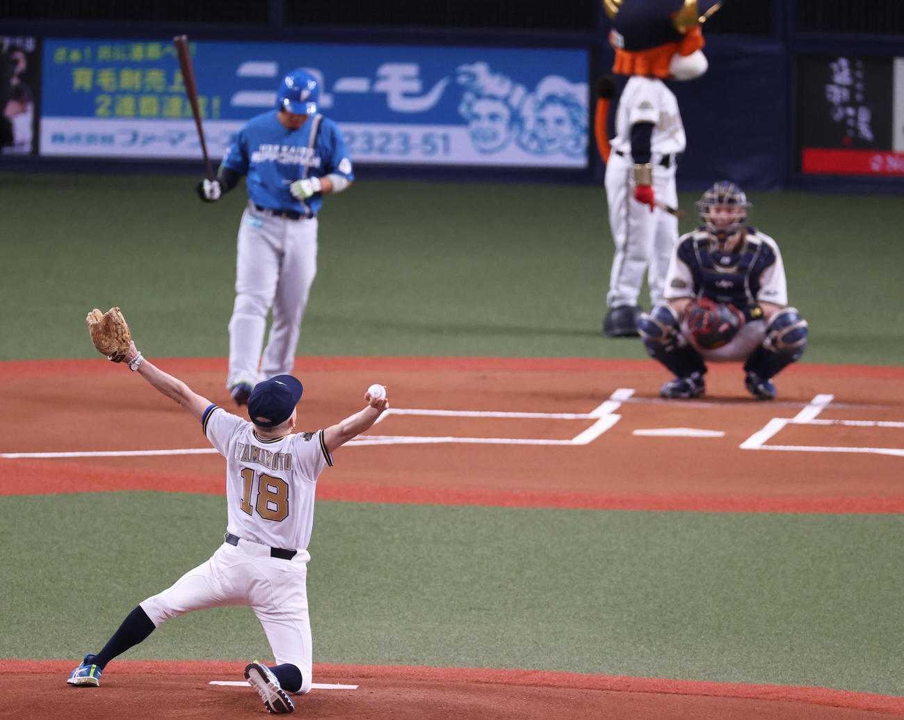 オリックス対日本ハム　始球式でマウンドでポーズを決める大阪観光局の溝畑宏理事長（撮影・上山淳一）