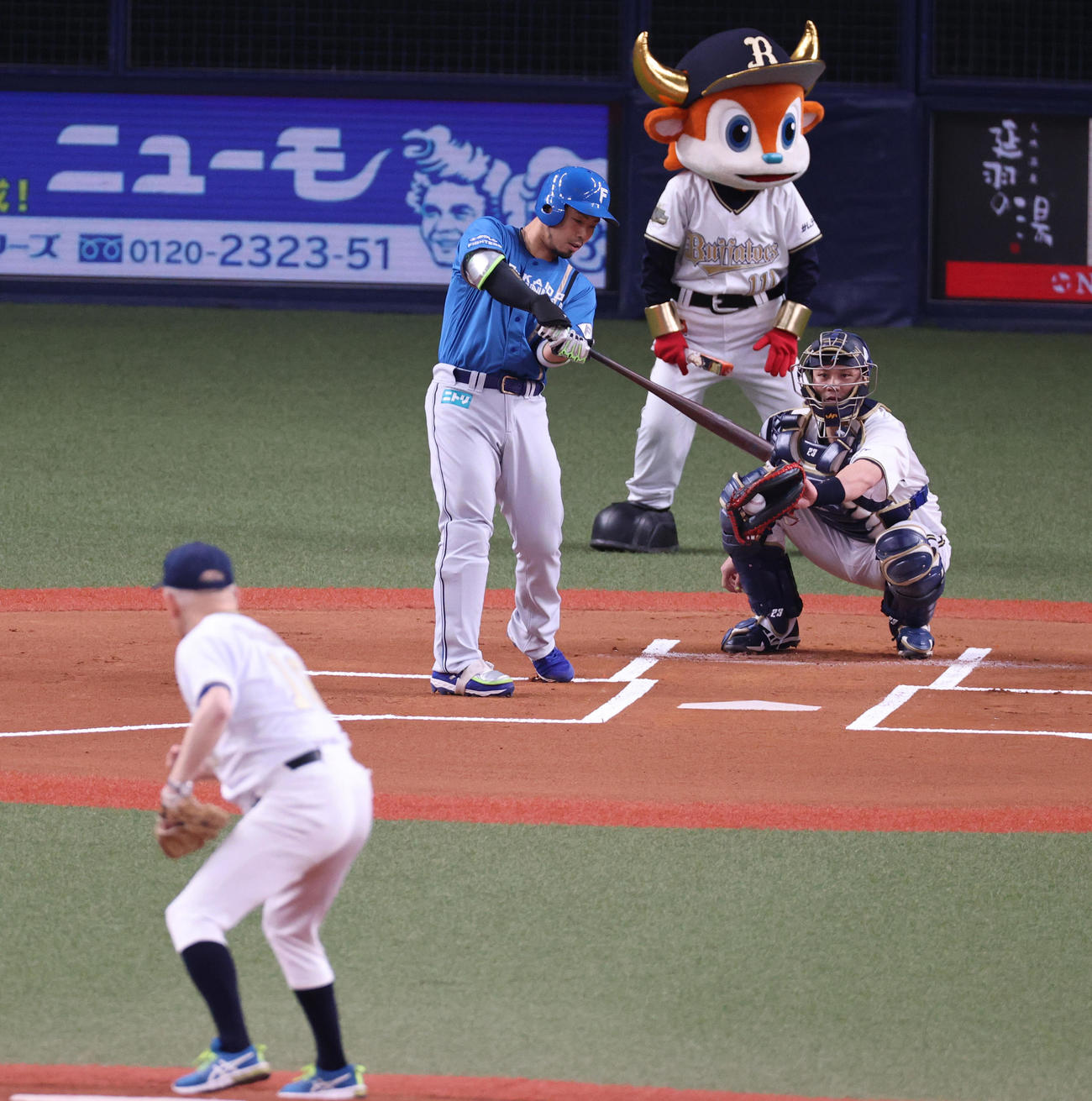 オリックス対日本ハム　始球式する大阪観光局の溝畑宏理事長（撮影・上山淳一）