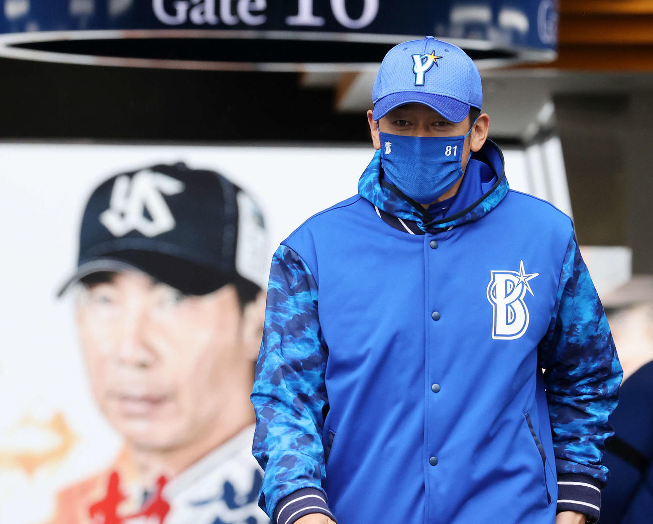 ヤクルト対DeNA　室内練習場に向かうDeNA三浦監督（撮影・鈴木正人）