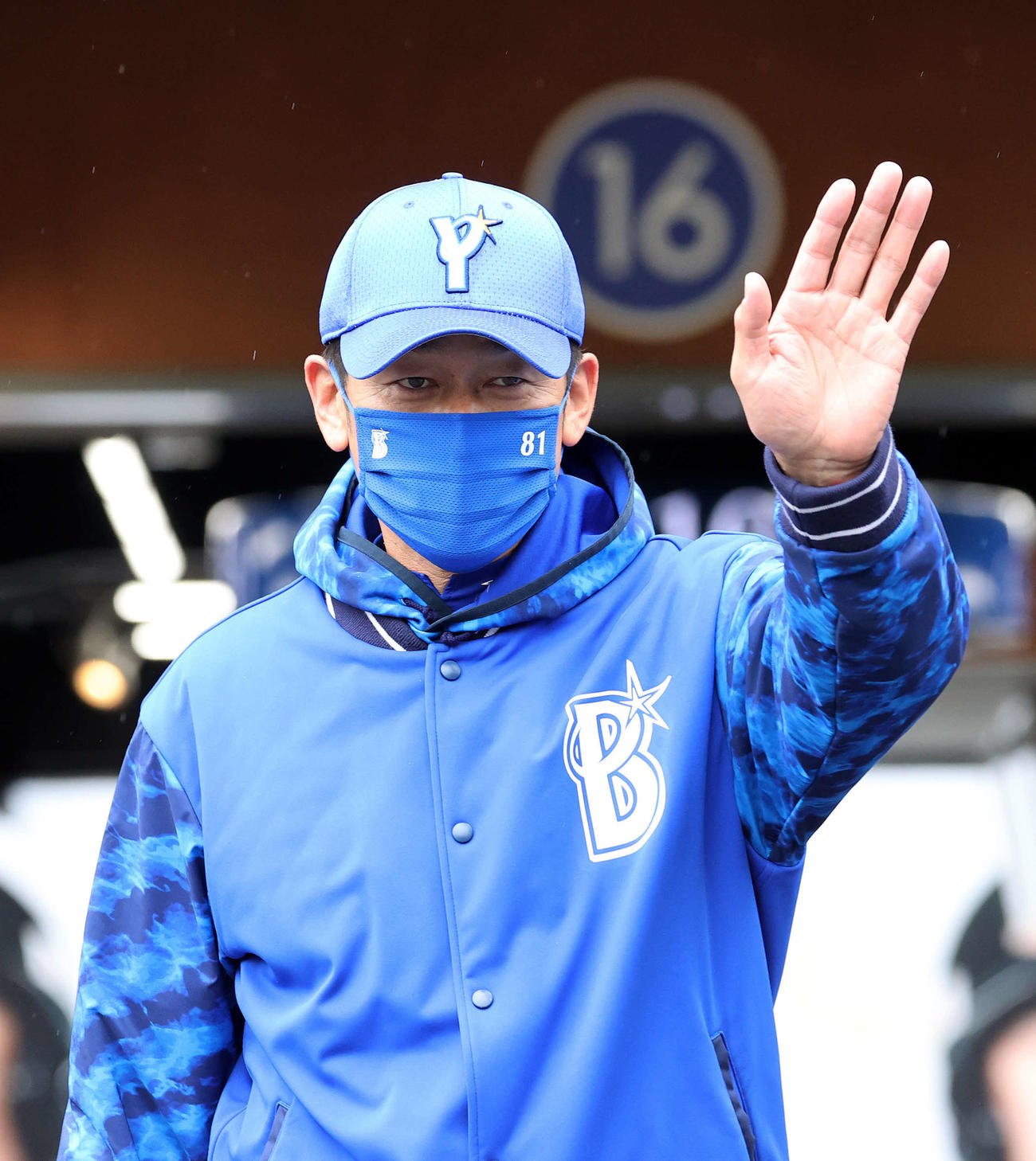 ヤクルト対DeNA　室内練習場に向かうDeNA三浦監督（撮影・鈴木正人）