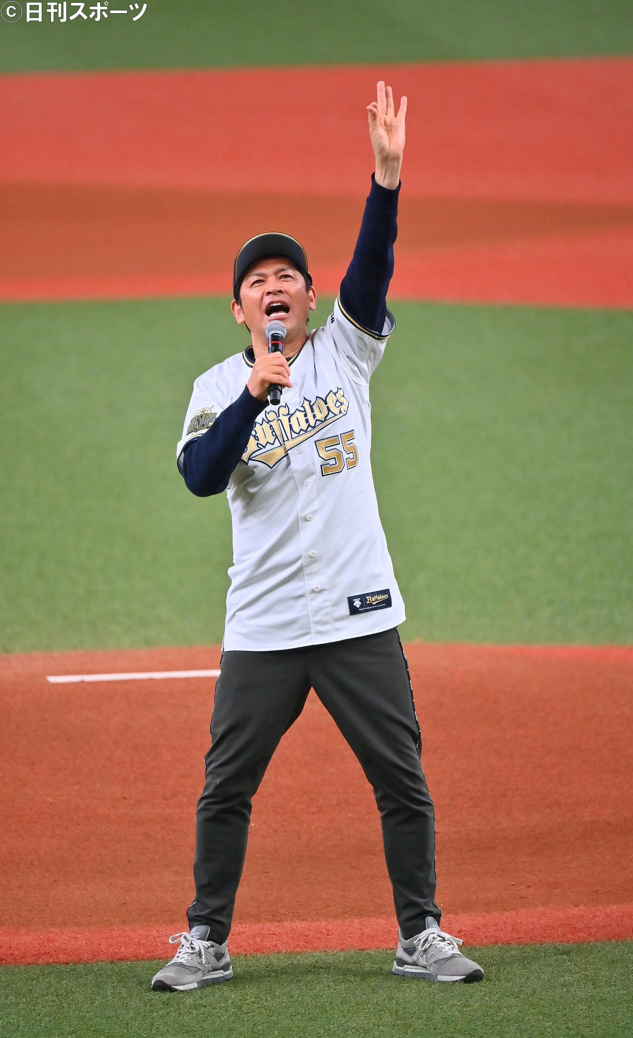 特別始球式を務めるますだおかだの岡田圭右（撮影・和賀正仁）