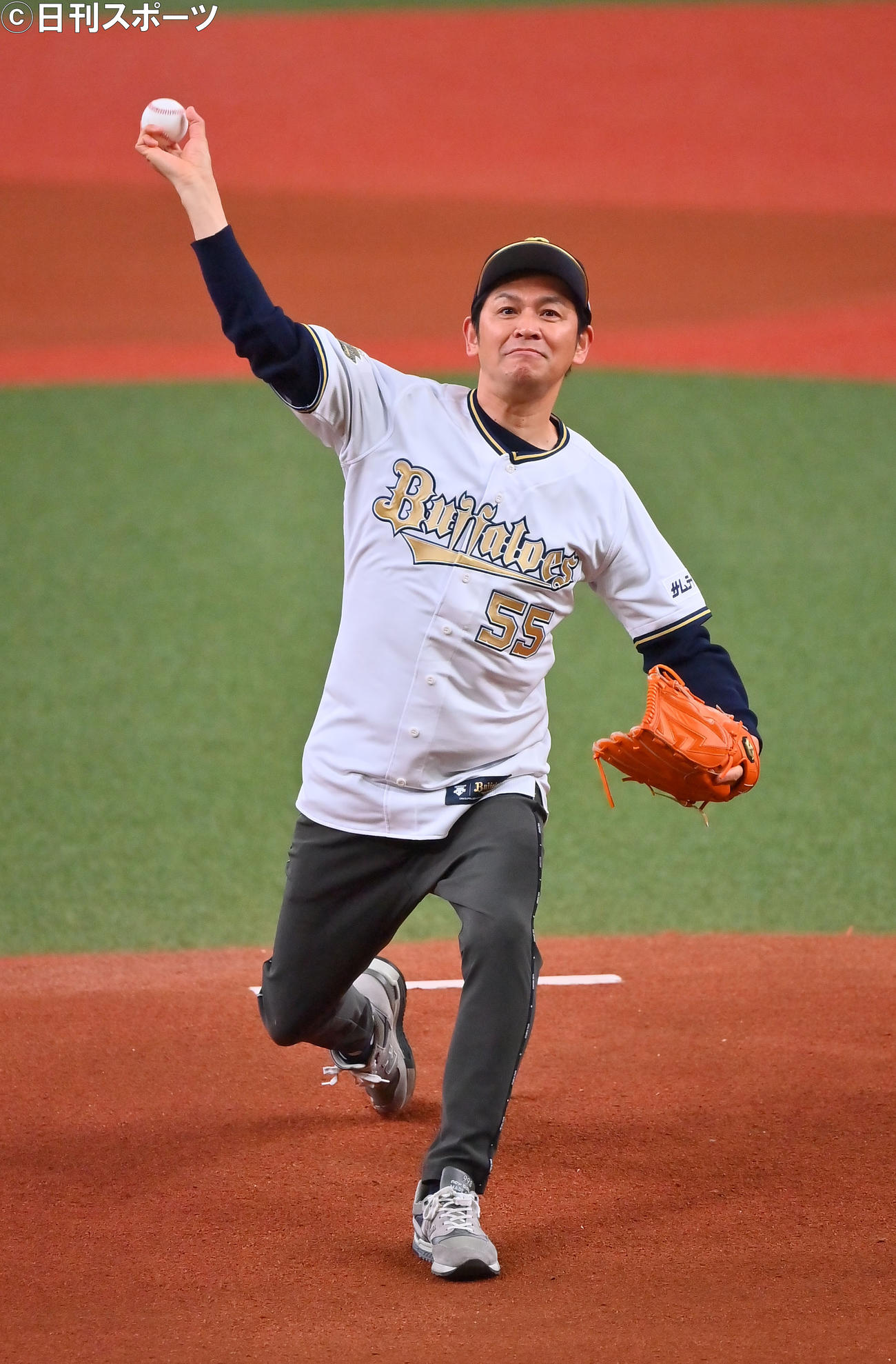 特別始球式を務めるますだおかだの岡田圭右（撮影・和賀正仁）