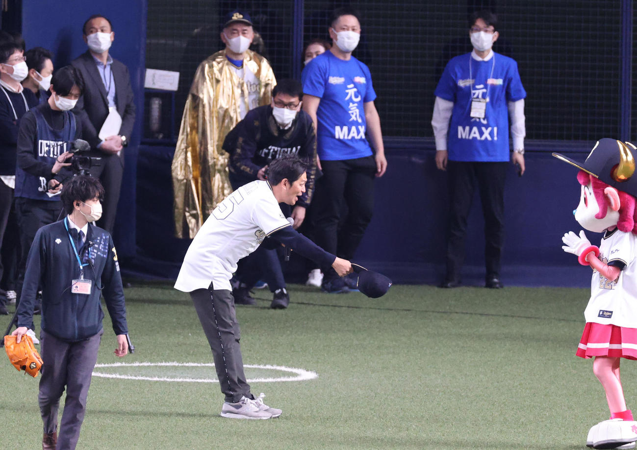 オリックス対日本ハム　ますだおかだ岡田圭右は始球式を前に日本ハム新庄監督にあいさつする（撮影・上山淳一）