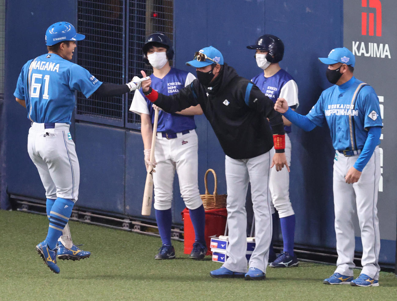 オリックス対日本ハム　4回表日本ハム1死二塁、今川（左）は先制の左越え2点本塁打を放ち新庄監督（中央）BIGBOSSポーズでタッチを交わす（撮影・上山淳一）