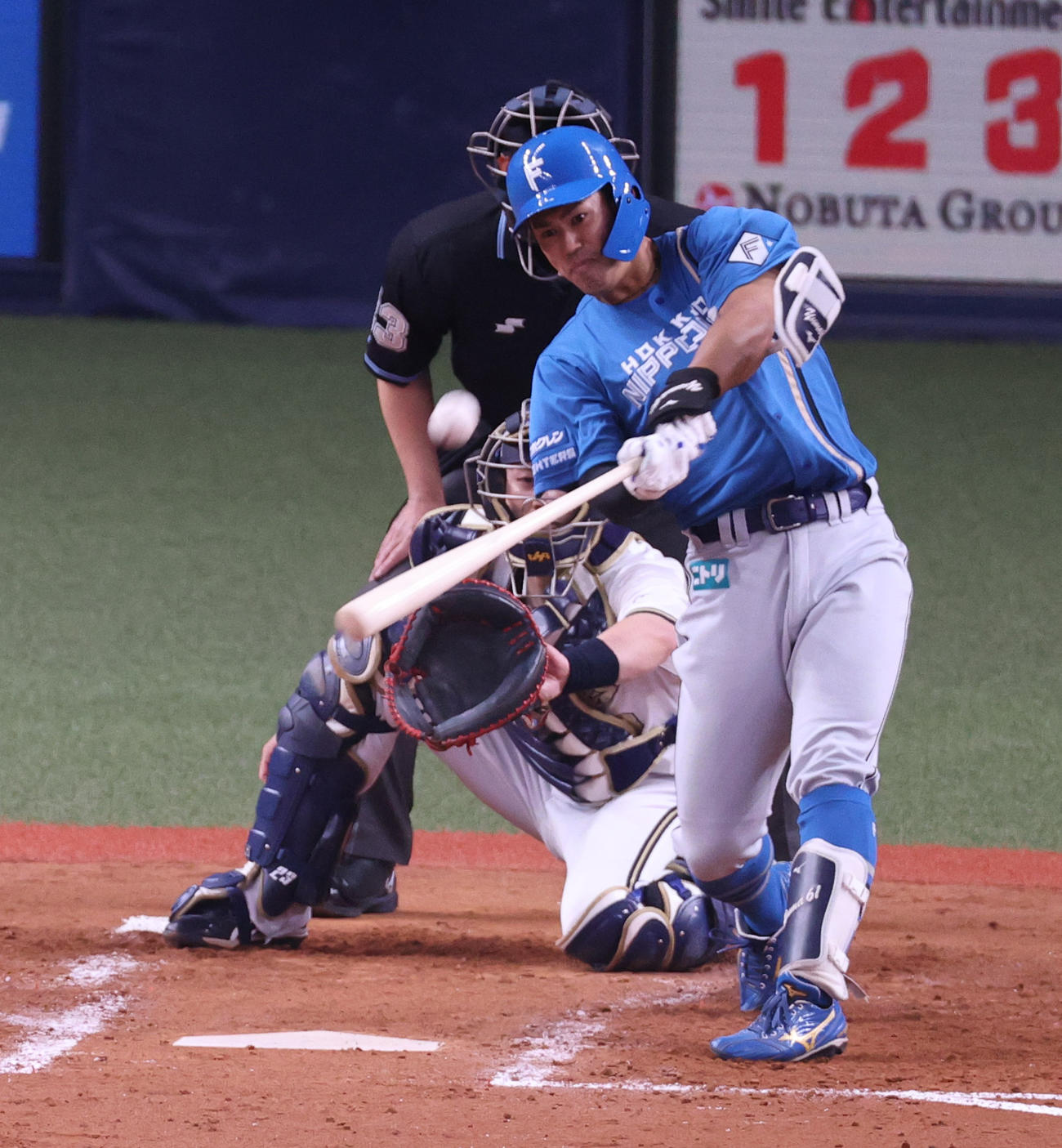 オリックス対日本ハム　4回表日本ハム1死二塁、今川は先制の左越え2点本塁打を放つ（撮影・上山淳一）