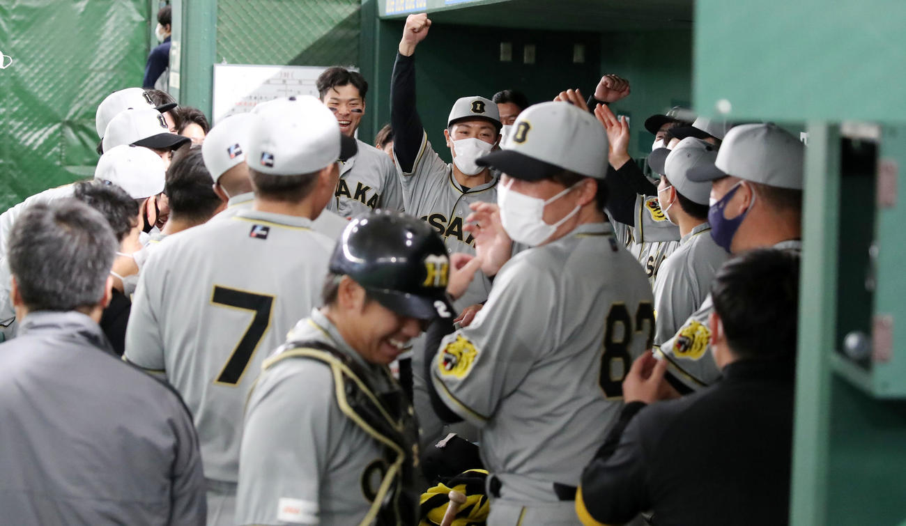 巨人対阪神　円陣で声出しする豊田（撮影・加藤哉）