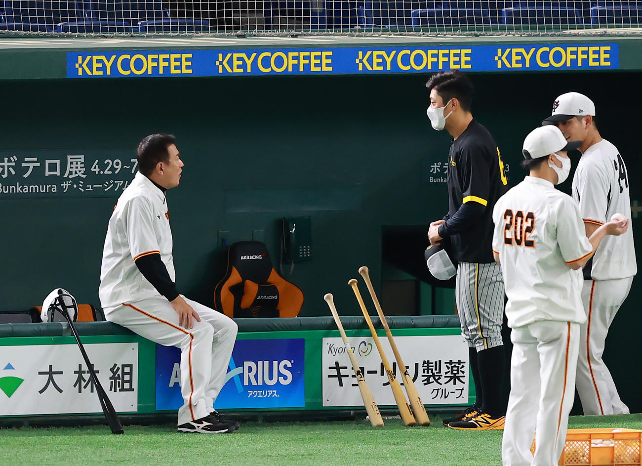 巨人対阪神　試合前、巨人原監督（左）にあいさつする阪神豊田（撮影・垰建太）