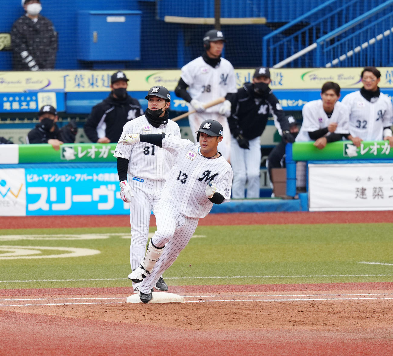 ロッテ対西武　2回裏ロッテ1死二塁、右前に先制適時打を放つ平沢（右）（撮影・江口和貴）