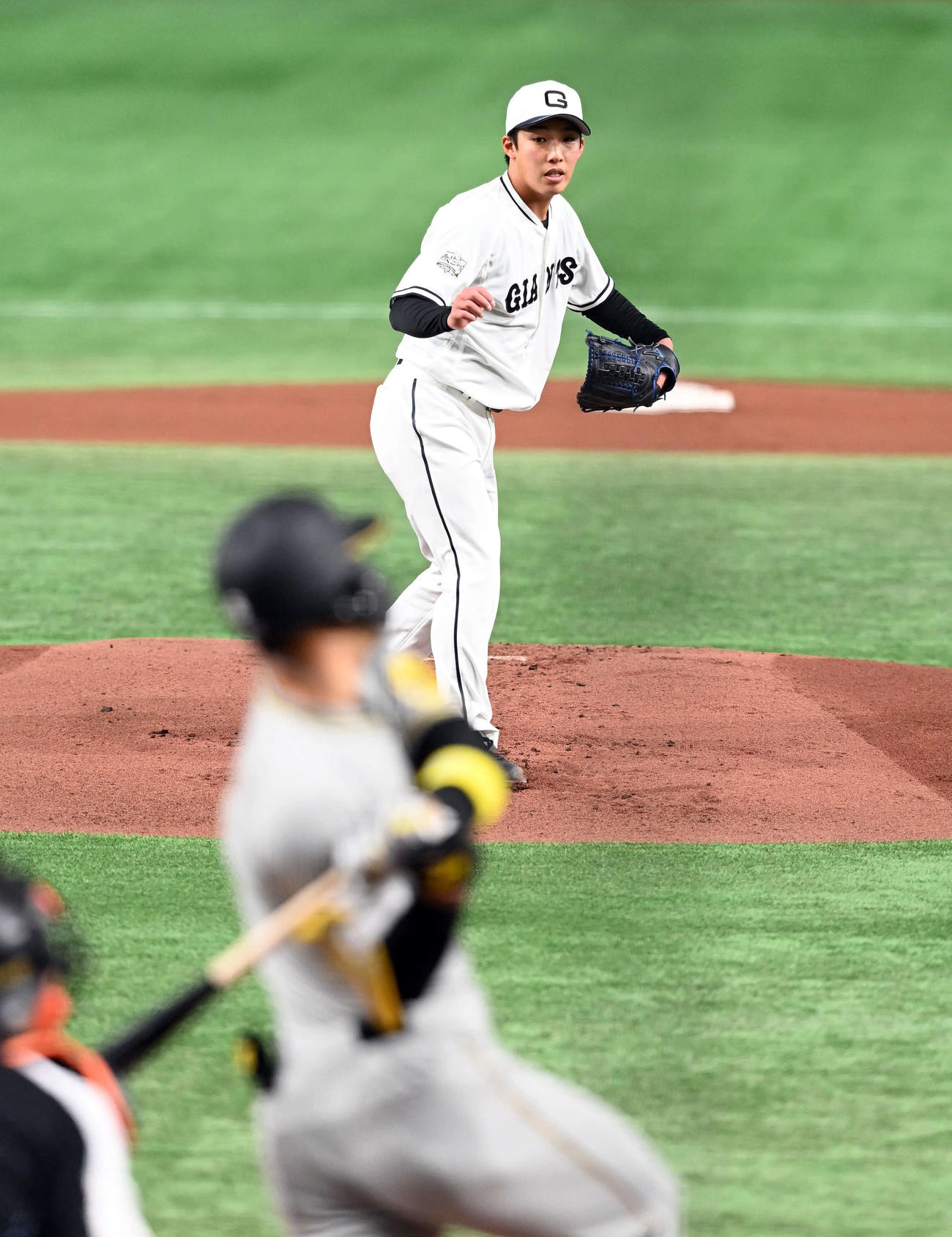 巨人対阪神　1回表阪神2死二塁、佐藤輝を空振り三振に仕留める巨人の先発赤星（撮影・たえ見朱実）