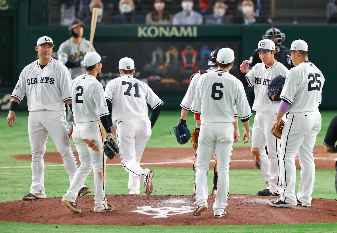 巨人対阪神　6回表阪神2死一塁、マウンドの赤星（右から2人目）は坂本（6番）らナインと言葉を交わす（撮影・垰建太）