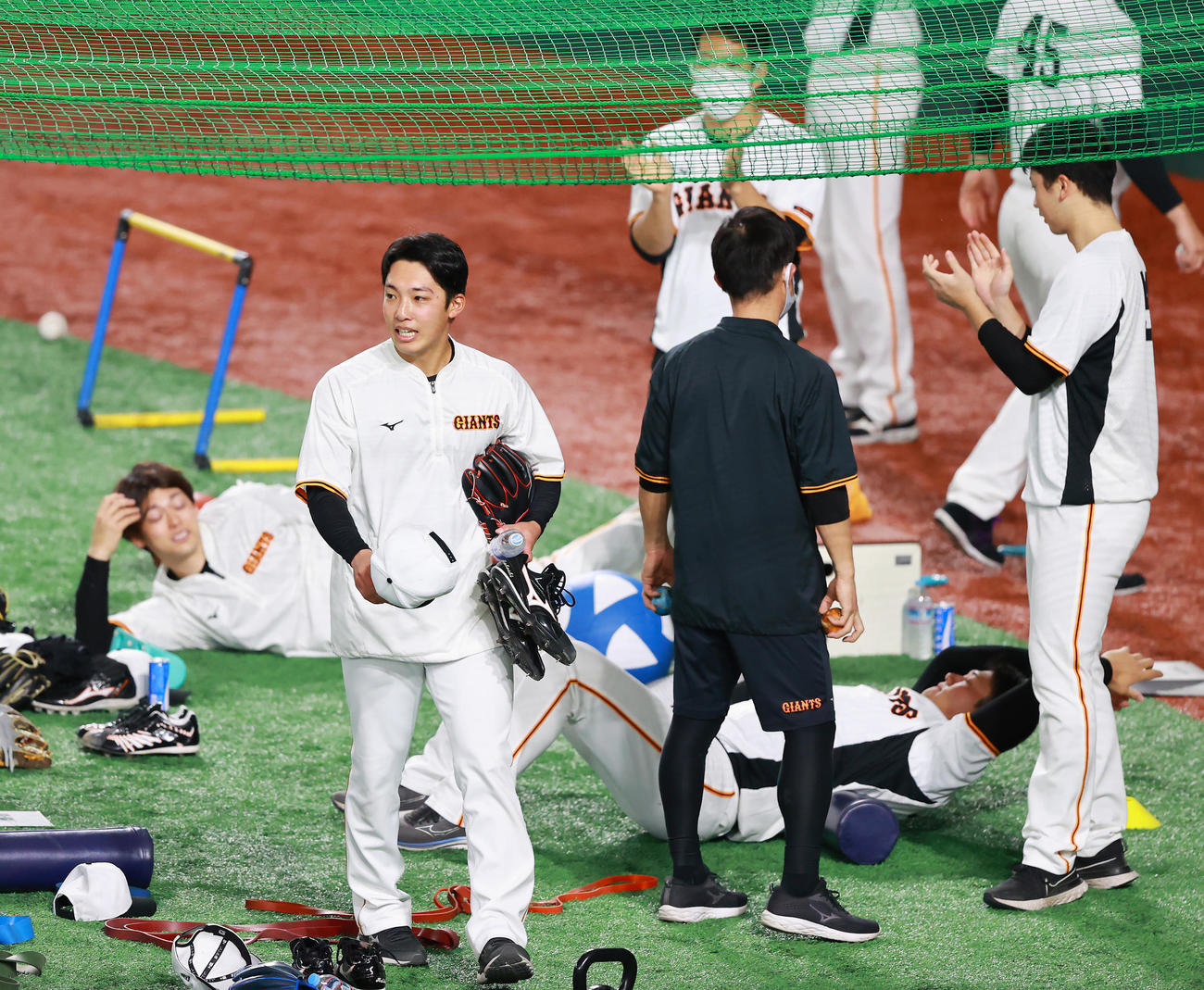 巨人対阪神　試合前練習を終えチームメートから拍手で送られる巨人赤星（左）（撮影・垰建太）