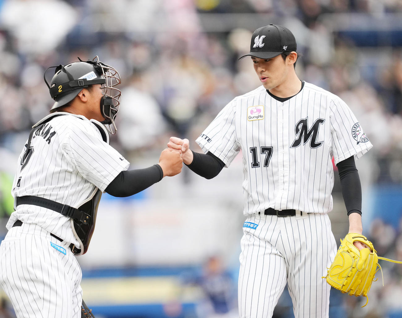 ロッテ対西武　4回の投球を終え、捕手松川（左）とタッチをするロッテ佐々木朗（撮影・菅敏）