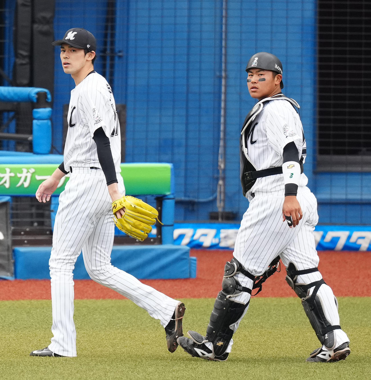 ロッテ対西武　3回表終了後、ベンチに引き揚げるロッテ先発佐々木朗（左）と捕手松川（撮影・江口和貴）