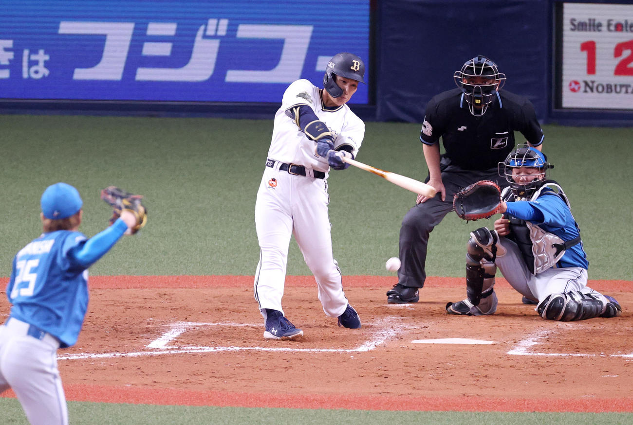オリックス対日本ハム　8回裏オリックス1死一、三塁、吉田正は中前2点適時打を放つ（撮影・上山淳一）