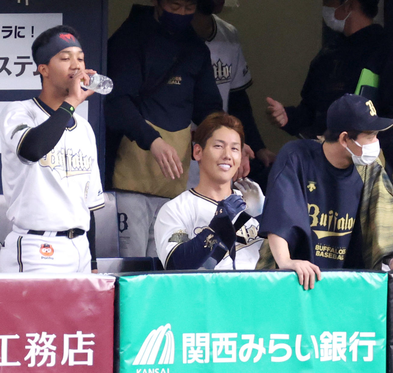 オリックス対日本ハム　8回裏オリックス1死一、三塁、吉田正（中央）は中前2点適時打を放ち交代となりベンチで笑顔を見せる（撮影・上山淳一）