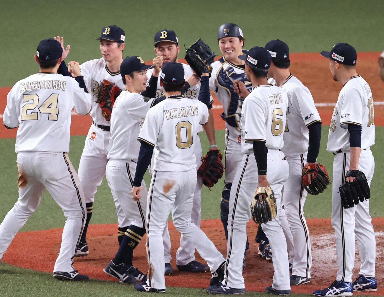 オリックス対日本ハム　日本ハムに3連勝し、タッチを交わすオリックスナイン（撮影・上山淳一）