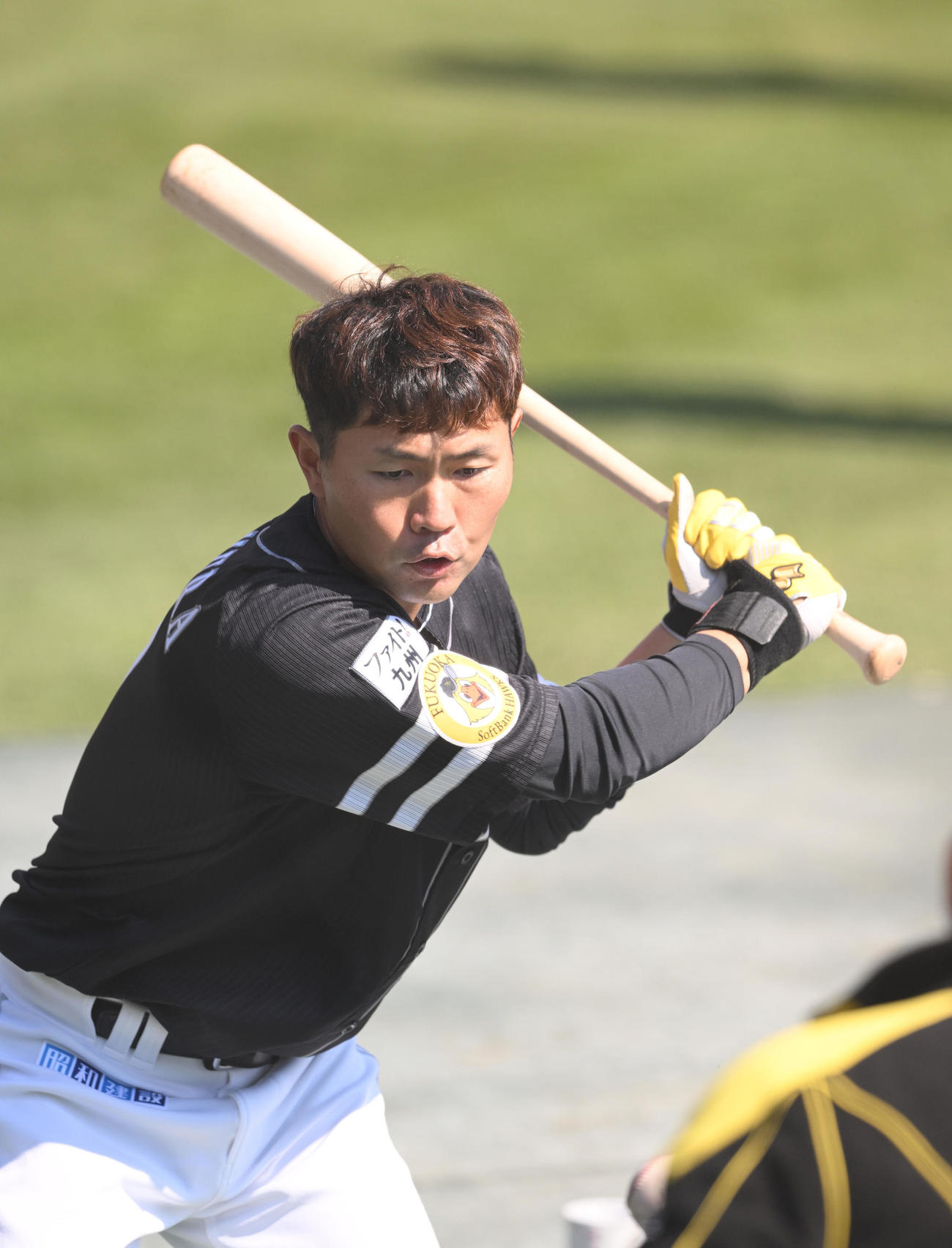 引き締まった表情でトス打撃するソフトバンク中村晃（撮影・滝沢徹郎）