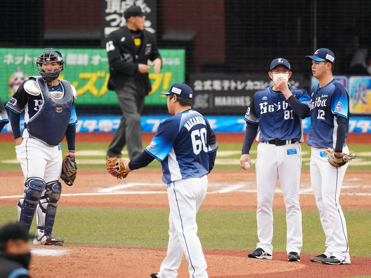 ロッテ対西武　6回裏途中で降板する西武先発の渡辺（右端）（撮影・江口和貴）