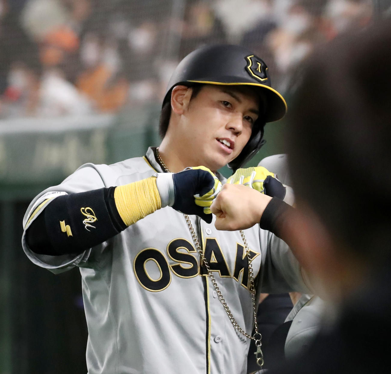 巨人対阪神　9回表阪神1死、梅野は左越え本塁打を放ちベンチ前でU2ハートポーズを決める（撮影・加藤哉）