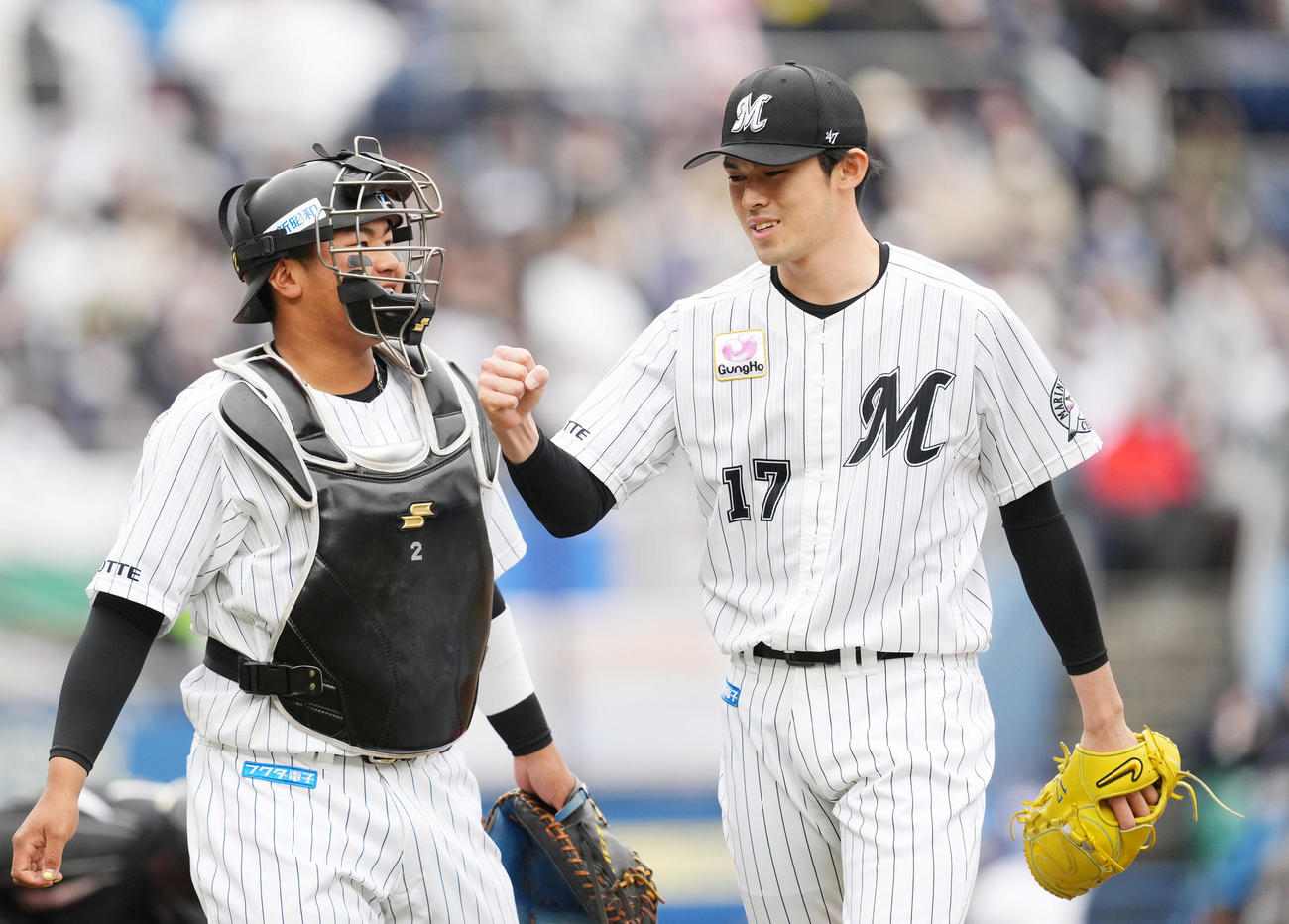 ロッテ対西武　4回の投球を終え、捕手松川（左）に向かってガッツポーズを見せるロッテ佐々木朗（撮影・菅敏）