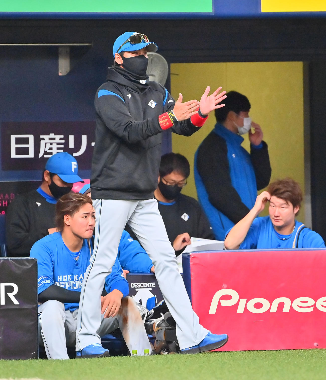 オリックス対日本ハム　オリックスに3連敗し引き揚げる日本ハム新庄監督（撮影・和賀正仁）