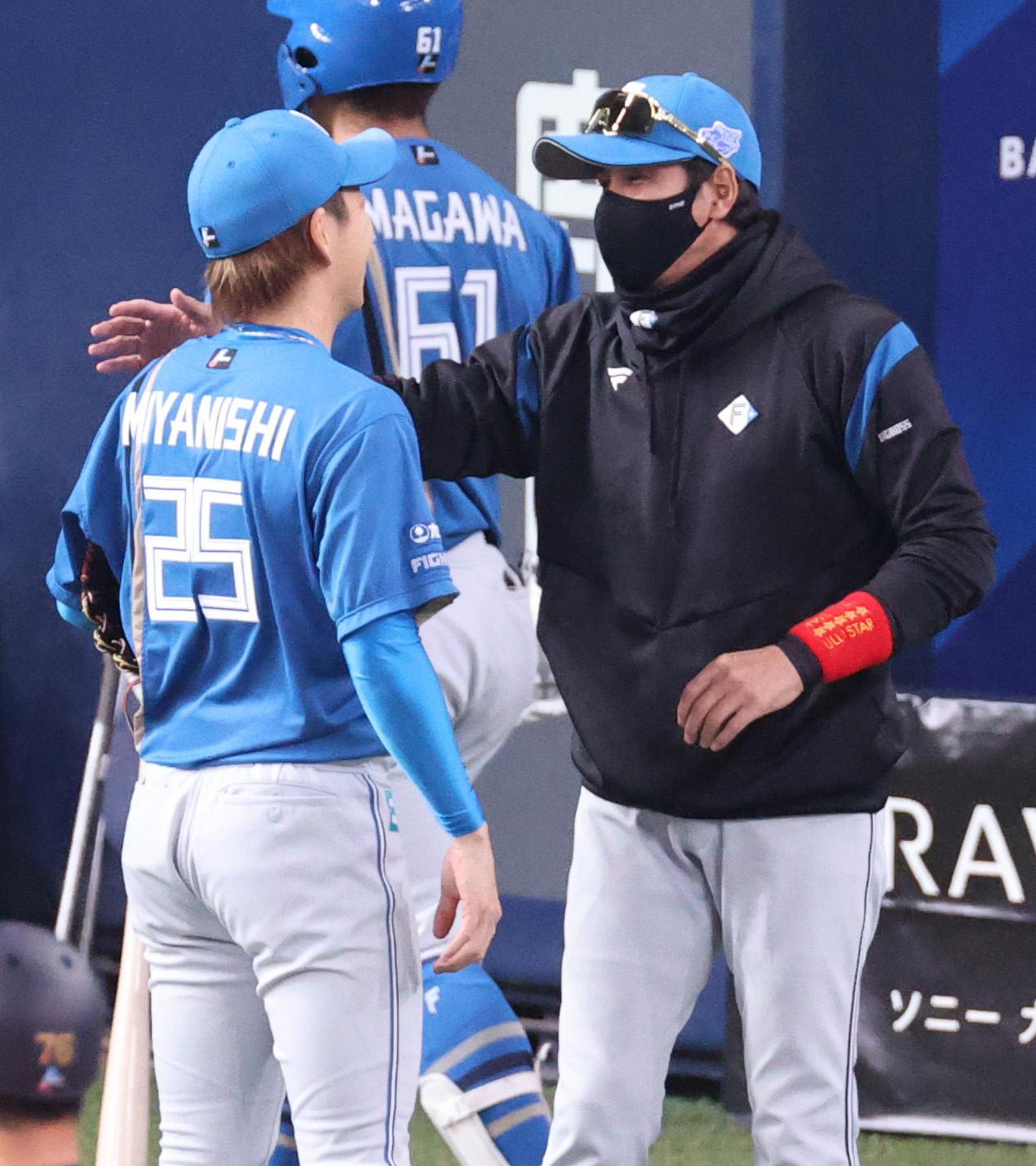 オリックス対日本ハム　8回に登板した宮西尚生（左）をねぎらう新庄剛志監督（撮影・上山淳一）