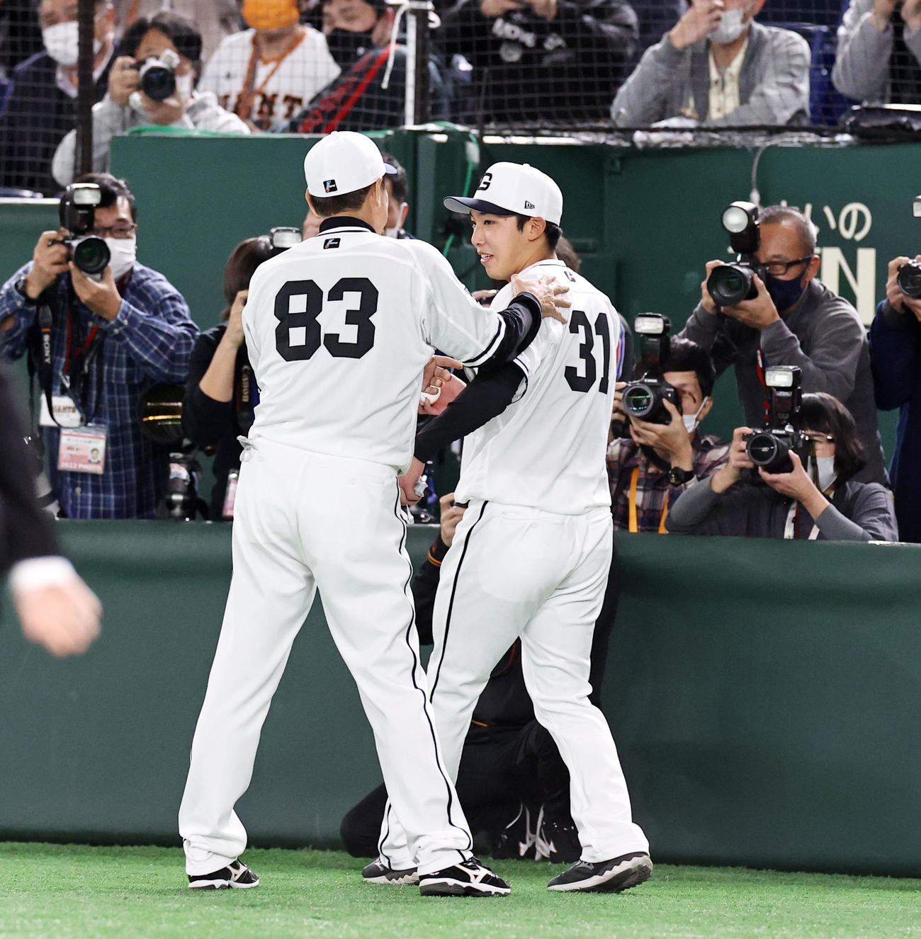 プロ初勝利の赤星は原監督（左）と記念写真撮影に向かう（撮影・加藤哉）