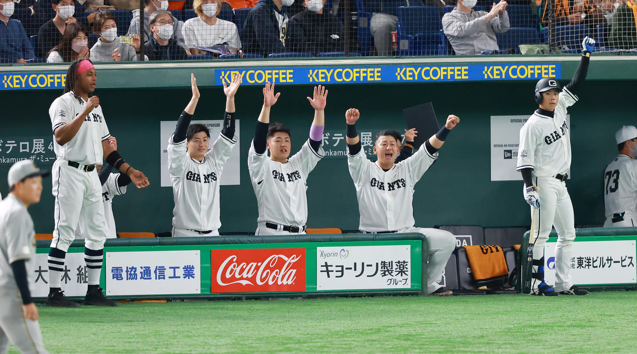 巨人対阪神　7回裏巨人2死満塁、吉川の適時二塁打に盛り上がる岡本和（中央）、中田（同右）らナイン（撮影・垰建太）