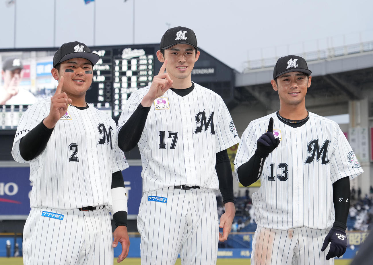 今季初勝利を挙げ、松川（左）、平沢（右）と笑顔でポーズをとるロッテ佐々木朗（撮影・菅敏）