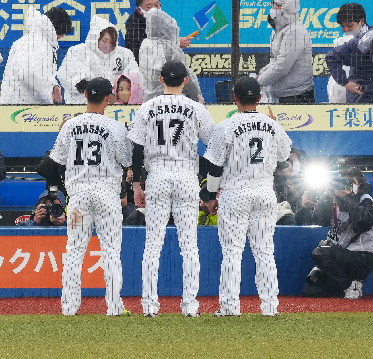 ロッテ対西武　試合後、カメラマンに向かって写真に納まる、左からロッテ平沢、佐々木朗、松川（撮影・江口和貴）